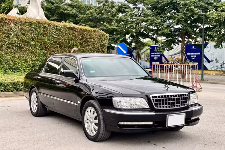 Với giá xe Hyundai Centennial JS350 chào bán 450 triệu, người bán tự tin khẳng định đây là chiếc xe dành cho dân sưu tầm. Tuy nhiên, bên dưới bài viết, nhiều người định giá thấp hơn rất nhiều so với giá người bán đề xuất.
