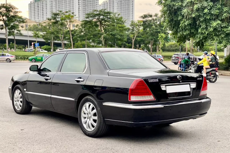 Toàn bộ ghế ngồi trên xe Hyundai Centennial bọc da màu đen tích hợp hệ thống điều khiển điện ngay trên cánh cửa, cho phép người sử dụng có thể lựa chọn vị trí, tư thế phù hợp. Khoang nội thất rộng rãi nhờ chiều rộng của xe đạt gần 2m. Centennial là sản phẩm hợp tác giữa Hyundai và Mitsubishi.