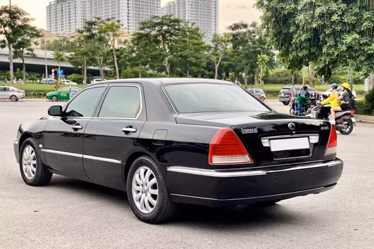 Toàn bộ ghế ngồi trên xe Hyundai Centennial bọc da màu đen tích hợp hệ thống điều khiển điện ngay trên cánh cửa, cho phép người sử dụng có thể lựa chọn vị trí, tư thế phù hợp. Khoang nội thất rộng rãi nhờ chiều rộng của xe đạt gần 2m. Centennial là sản phẩm hợp tác giữa Hyundai và Mitsubishi.