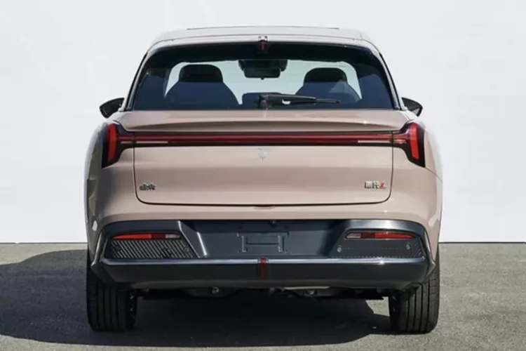 Phiên bản EREV bổ sung động cơ 1,5 lít 67 mã lực của Dongfeng cho cùng một động cơ điện tử. Ở đây, ICE này chỉ hoạt động như một máy phát điện, cung cấp năng lượng cho pin. Như đã đề cập, biến thể này sẽ có ba tùy chọn pin: tùy chọn 30,1 kWh và 30,4 kWh từ SVOLT và gói 40,27 kWh từ CATL.