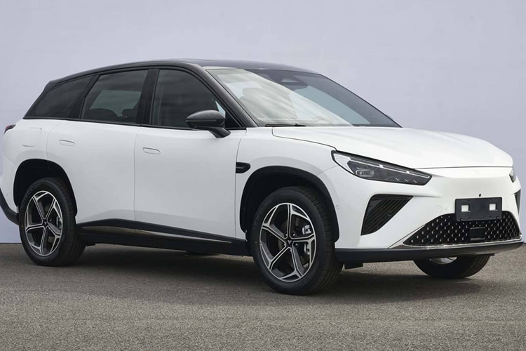 Về Neta L, đây là mẫu crossover cỡ trung với kích thước bao gồm chiều dài, chiều rộng và chiều cao sẽ là 4770/1900/1660 mm và chiều dài cơ sở là 2810 mm. Nó ngắn hơn 15 mm và thấp hơn 8 mm so với BYD Song Plus.