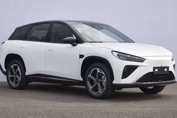 Về Neta L, đây là mẫu crossover cỡ trung với kích thước bao gồm chiều dài, chiều rộng và chiều cao sẽ là 4770/1900/1660 mm và chiều dài cơ sở là 2810 mm. Nó ngắn hơn 15 mm và thấp hơn 8 mm so với BYD Song Plus.