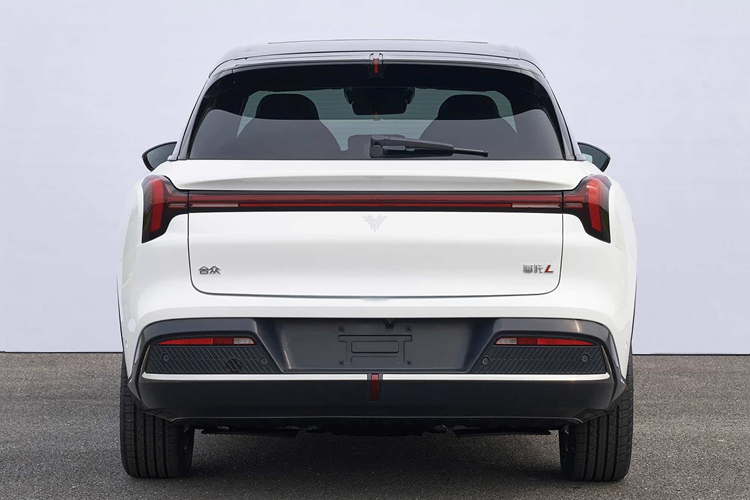 Đường hầm trung tâm của nó trông khá tối giản, có hai giá đỡ cốc và một miếng sạc điện thoại không dây. Hàng ghế thứ 2 của Neta L có tựa tay trung tâm và bàn gập. Giá xe Neta L 2024 vẫn chưa được tiết lộ.