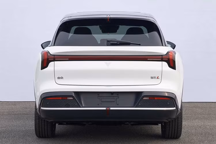 Đường hầm trung tâm của nó trông khá tối giản, có hai giá đỡ cốc và một miếng sạc điện thoại không dây. Hàng ghế thứ 2 của Neta L có tựa tay trung tâm và bàn gập. Giá xe Neta L 2024 vẫn chưa được tiết lộ.