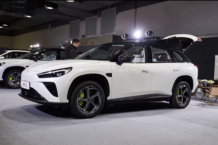 Bên trong, Neta L có năm chỗ ngồi. Bảng điều khiển trung tâm của nó có một số cảm giác Li Auto nhờ màn hình đôi lớn. Xe còn có vô lăng hình chữ D với bộ chọn số gắn phía sau. Neta L cũng có bảng điều khiển mỏng