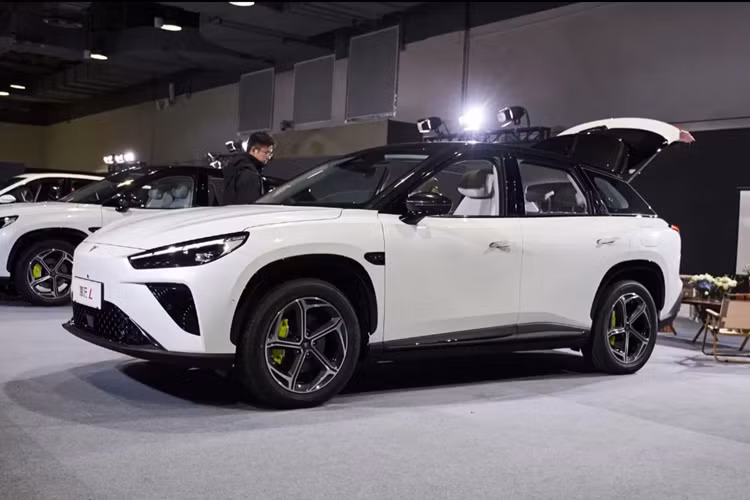 Bên trong, Neta L có năm chỗ ngồi. Bảng điều khiển trung tâm của nó có một số cảm giác Li Auto nhờ màn hình đôi lớn. Xe còn có vô lăng hình chữ D với bộ chọn số gắn phía sau. Neta L cũng có bảng điều khiển mỏng