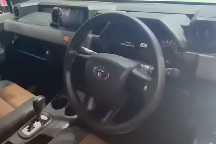 Nhìn chung, phần đầu xe SUV Toyota Hilux Rangga vẫn giữ nguyên thiết kế của xe bán tải, nhưng từ cột B trở về sau đã được cải tiến để cho giống một chiếc SUV bình thường.