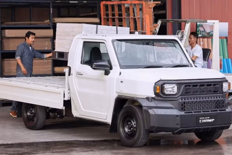 Theo kế hoạch, mẫu SUV Toyota Hilux Rangga 7 chỗ sẽ chính thức được bán ra thị trường từ đầu năm 2025. Từ hồi tháng 10, nguyên mẫu của xe đã được trưng bày để khách hàng tiện tham quan, chiêm ngưỡng.