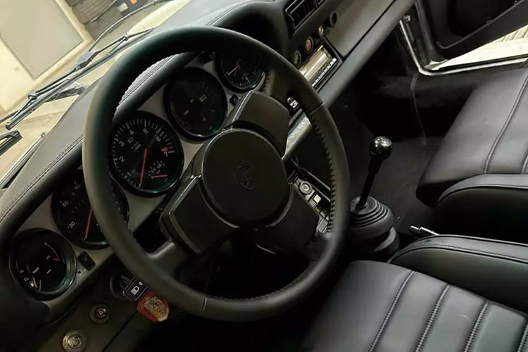 Porsche 930 Turbo được sản xuất từ năm 1975 đến năm 1989. Đây là mẫu xe 911 hàng đầu của hãng trong toàn bộ thời gian sản xuất và tại thời điểm ra mắt, đây là mẫu xe sản xuất nhanh nhất có sẵn tại Đức, vì thế, dù ra mắt đã gần 50 năm, 930 Turbo vẫn được săn lùng.