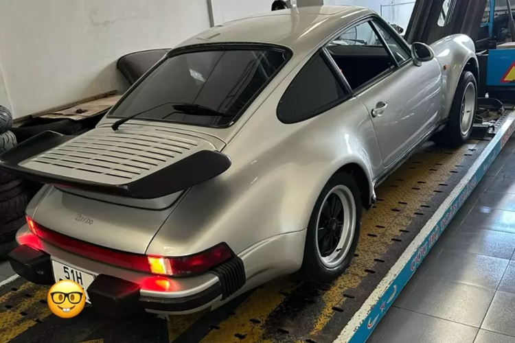 Trong gần 15 năm được sản xuất, Porsche 930 Turbo được chia thành 2 thời kỳ là từ 1975–1977 sử dụng động cơ 3.0 lít sẽ có tổng cộng 2.819 xe được sản xuất, và thời gian còn lại từ 1978–1989, sử dụng máy 3,3 lít thì số lượng xe ra đời đến 18.770.