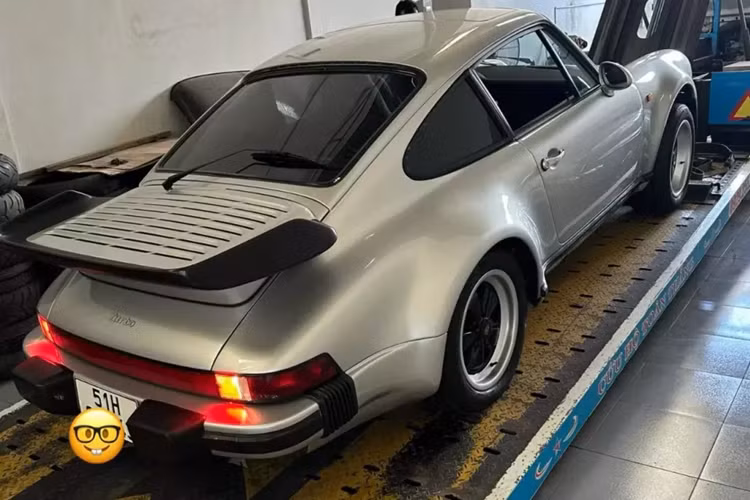 Trong gần 15 năm được sản xuất, Porsche 930 Turbo được chia thành 2 thời kỳ là từ 1975–1977 sử dụng động cơ 3.0 lít sẽ có tổng cộng 2.819 xe được sản xuất, và thời gian còn lại từ 1978–1989, sử dụng máy 3,3 lít thì số lượng xe ra đời đến 18.770.