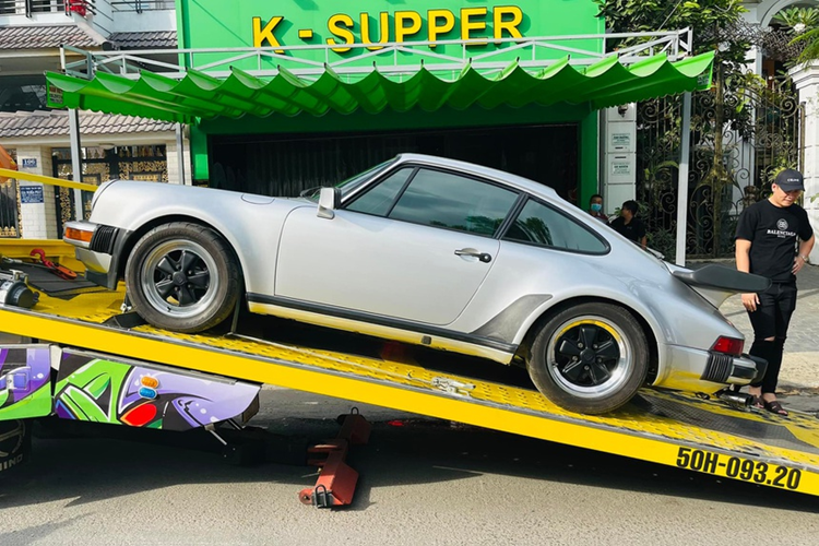 Nói về chiếc xe thể thao Porsche 930 của Đặng Lê Nguyên Vũ mới tậu, ông chia sẻ chiếc xe này còn rất mới và sẽ sớm lái xuống phố để mọi người cùng ngắm. Ngoại thất xe mang màu bạc, giống với xe đầu tiên mà "vùa cà phê" Việt Nam sở hữu, nhưng nội thất lại bọc da màu đen.