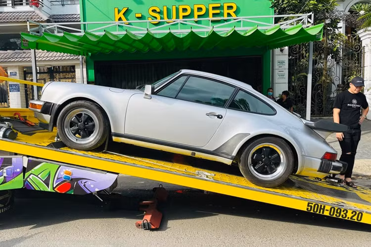 Nói về chiếc xe thể thao Porsche 930 của Đặng Lê Nguyên Vũ mới tậu, ông chia sẻ chiếc xe này còn rất mới và sẽ sớm lái xuống phố để mọi người cùng ngắm. Ngoại thất xe mang màu bạc, giống với xe đầu tiên mà "vùa cà phê" Việt Nam sở hữu, nhưng nội thất lại bọc da màu đen.