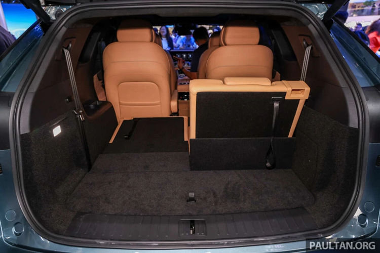 Điểm nhấn trong thiết kế của mẫu xe này nằm ở lưới tản nhiệt lục giác cỡ lớn với những nan màu bạc nằm dọc, cụm đèn pha nằm ngang nhỏ gọn, tích hợp đèn LED định vị ban ngày, khe gió hình chữ "L" ở hai góc đầu xe, tay nắm cửa ẩn như ô tô điện, nóc dốc mượt mà về phía sau, vành hợp kim 20 inch và đèn hậu LED vắt ngang đuôi xe.