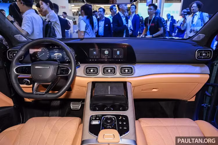 Không chỉ kích thước mà ngay cả thiết kế ngoại thất của Jaecoo J8 PHEV cũng tương đồng với phiên bản máy xăng, trừ sự xuất hiện của cổng sạc điện.