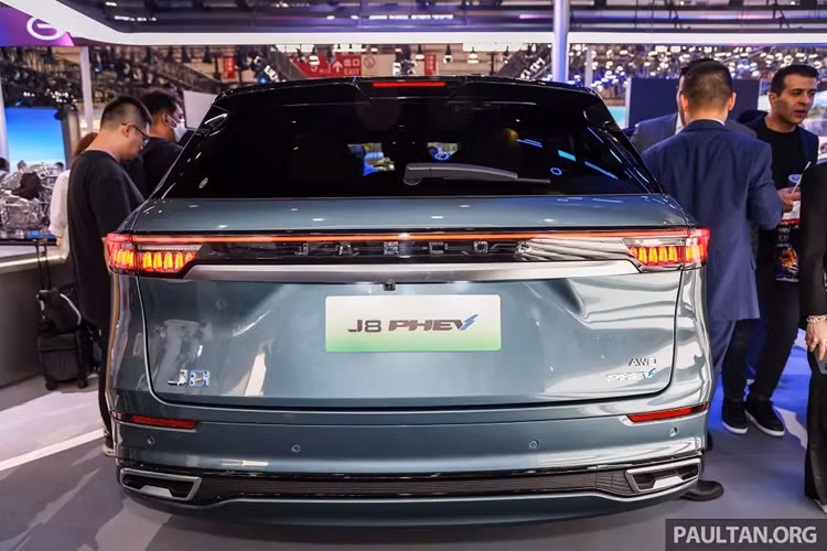 Hiện giá xe Jaecoo J8 PHEV 2024 vẫn chưa được công bố. Trong khi đó, phiên bản máy xăng của mẫu xe này dự kiến sẽ được bán ở Malaysia vào quý IV năm nay với giá khoảng 200.000 RM (tương đương 1,062 tỷ đồng). Hiện chưa có thông tin xe sẽ về Việt Nam.