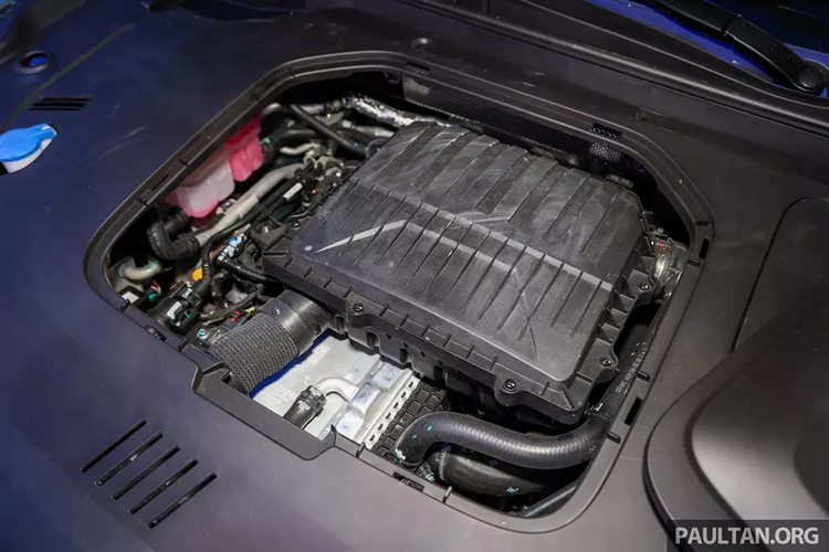 "Trái tim" của Jaecoo J8 PHEV 2024 mới là hệ truyền động hybrid thế hệ thứ 5 của hãng mẹ Chery. Hệ truyền động này bao gồm máy xăng 4 xi-lanh, tăng áp, dung tích 1.5L, kết hợp cùng hộp số DHT 3 cấp và 2 mô-tơ điện nằm trên 2 cầu.