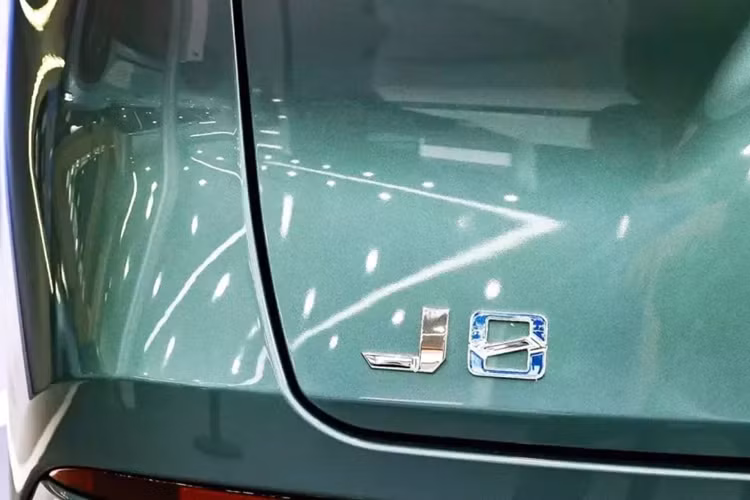 Bên trong Jaecoo J8 PHEV là không gian nội thất 3 hàng ghế với 6 chỗ ngồi thay vì 5 chỗ như phiên bản máy xăng. Trong đó, ở giữa xe là 2 ghế thương gia tách rời nhau.