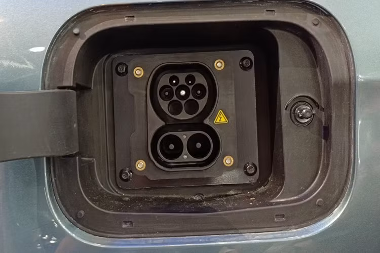 Hiện hãng Chery chưa công bố thông tin về pin của Jaecoo J8 PHEV. Chỉ biết rằng, xe có thể dùng sạc nhanh DC để nạp pin và có tính năng V2L, cho phép người dùng sạc các thiết bị ngoài xe.