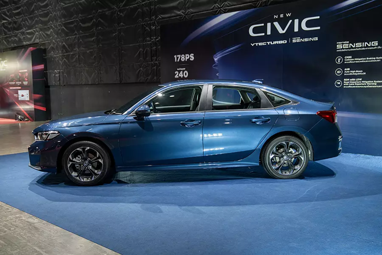 Cả lưới tản nhiệt và hốc gió trung tâm đều đi kèm mắt lưới tổ ong mới thay cho nan nằm ngang, tạo cảm giác thể thao hơn. Bên cạnh đó là cản trước góc cạnh hơn với viền bao quanh màu đen. Hốc đèn sương mù ở hai góc cản trước đã biến mất, thay bằng khe gió mới.