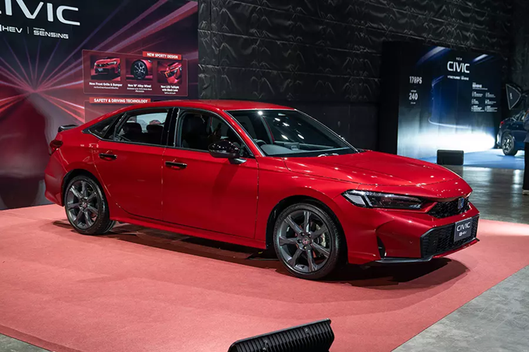 Như vậy, mẫu xe sedan Honda Civic 2025 ở thị trường Thái Lan có giá tương đương với xe đời cũ đang bán ở thị trường Việt Nam (730 - 870 triệu đồng). Do đó, khi được bán ở Việt Nam trong tương lai, mẫu xe này nhiều khả năng sẽ tăng giá so với phiên bản cũ.