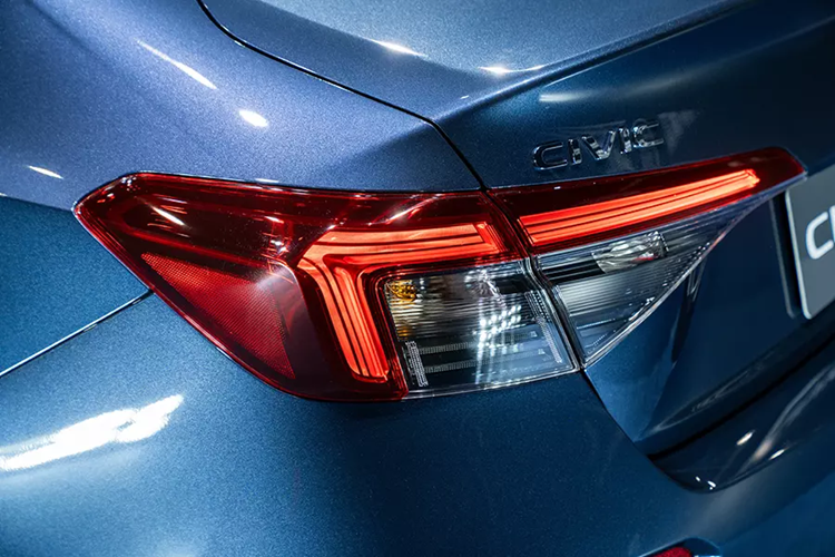 Ngoài ra, xe còn có thêm vành la-zăng mới và đèn hậu cải tiến với vỏ màu tối. Ở bản 1.5 Turbo EL+ tiêu chuẩn, Honda Civic 2025 có thêm giao diện mới ở màn hình cảm ứng trung tâm, các tính năng/dịch vụ Google tích hợp, 4 cổng USB Type C, đèn trên tấm che nắng, cửa gió điều hòa phía sau và hàng ghế thứ 2 gập 60:40.