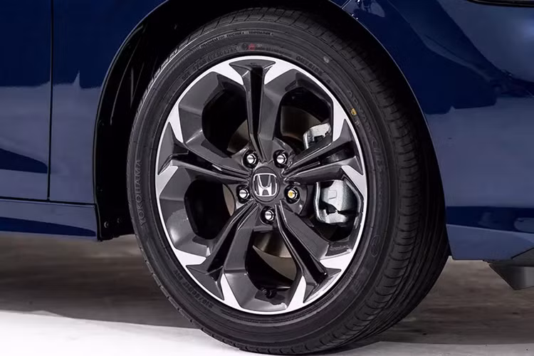 Bên cạnh đó, bản tiêu chuẩn còn dùng vành hợp kim 17 inch và thêm màu sơn mới là xanh dương Canyon River Blue. Với bản e:HEV EL+, ngoài những thay đổi giống bản 1.5 Turbo EL+, xe còn được trang bị 8 cảm biến và chế độ lái Individual mới.