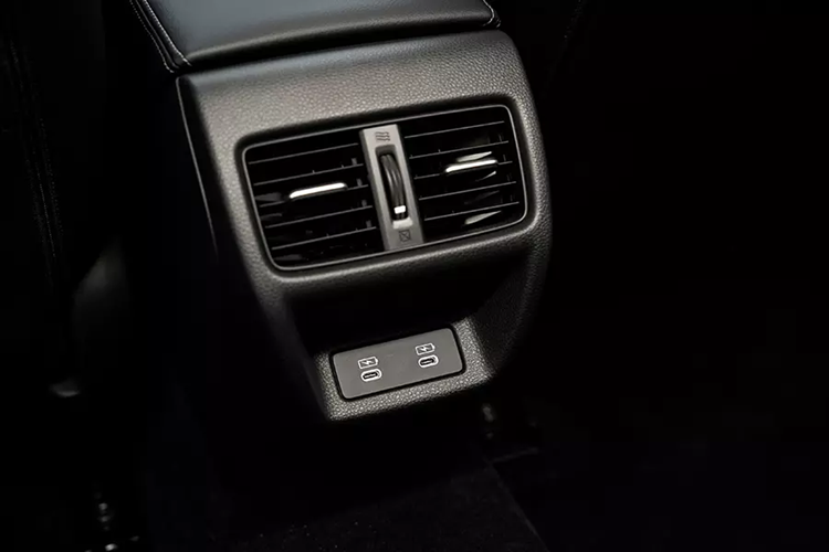 Thứ hai là hệ truyền động hybrid, bao gồm máy xăng 4 xi-lanh, dung tích 2.0L với công suất tối đa 141 mã lực và mô-men xoắn cực đại 182 Nm cùng 2 mô-tơ điện.