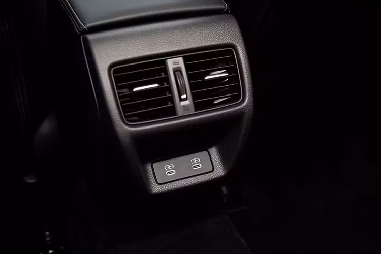 Thứ hai là hệ truyền động hybrid, bao gồm máy xăng 4 xi-lanh, dung tích 2.0L với công suất tối đa 141 mã lực và mô-men xoắn cực đại 182 Nm cùng 2 mô-tơ điện.