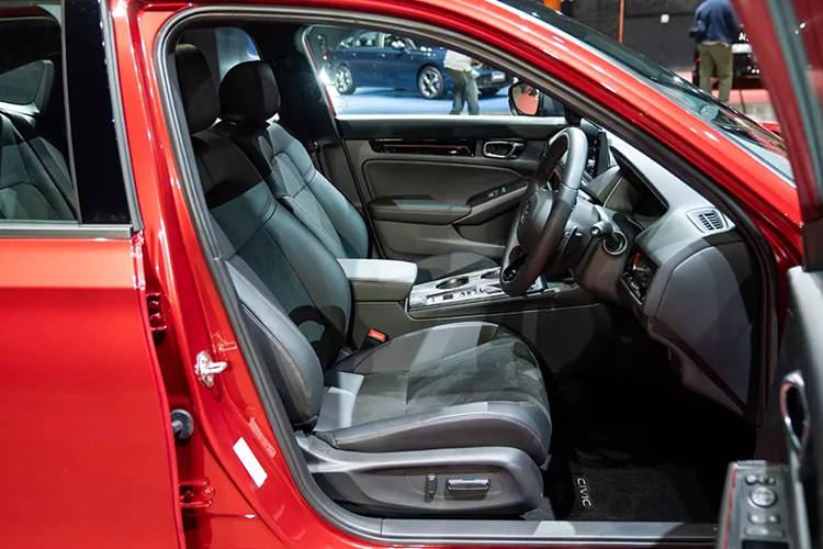 Một mô-tơ điện của xe đóng vai trò máy phát điện trong khi mô-tơ còn lại truyền động cho xe.