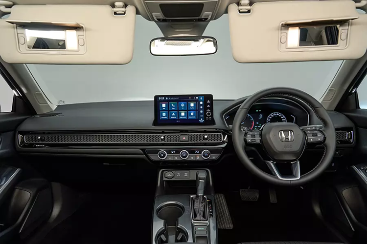 Trong khi đó, vành 18 inch, hệ thống âm thanh Bose 12 loa và ghế bọc da với họa tiết Prime Smooth chỉ dành cho bản e:HEV RS cao cấp nhất. Nằm bên dưới nắp ca-pô của Honda Civic 2025 ở thị trường Thái Lan tiếp tục là 2 tùy chọn động cơ.