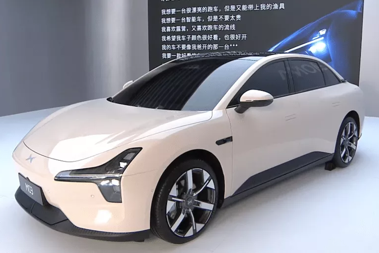 Một phiên bản có phạm vi hoạt động 515 và 620 km sẽ được cung cấp. Mức giá xe Xpeng Mona M03 2024 dự đoán dưới 200.000 nhân dân tệ (khoảng 27.400 USD), tương đương 651 triệu đồng. Giá cuối cùng sẽ được công bố vào tháng 8 khi xe chính thức ra mắt. Xpeng cũng xác nhận rằng Mona M03 sẽ không có phiên bản taxi.