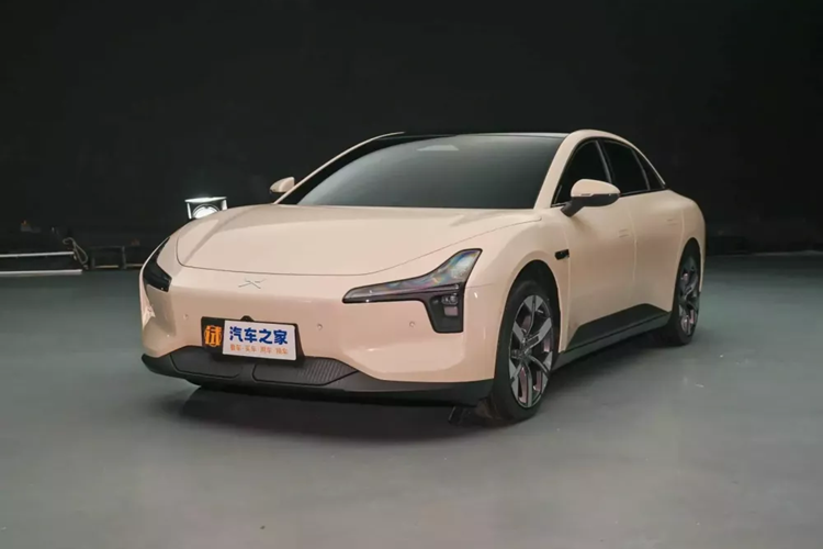 Chiếc xe sẽ được trang bị hệ thống hỗ trợ lái xe XNGP và có chức năng điều khiển bằng giọng nói cho các chức năng của xe. Xpeng Mona M03 có các lựa chọn cho hệ thống truyền động và hiệu suất. Có một sự lựa chọn giữa động cơ điện 140 kW hoặc 160 kW. Tốc độ tối đa là 155 km/h và nó sử dụng pin lithium iron phosphate BYD blade.