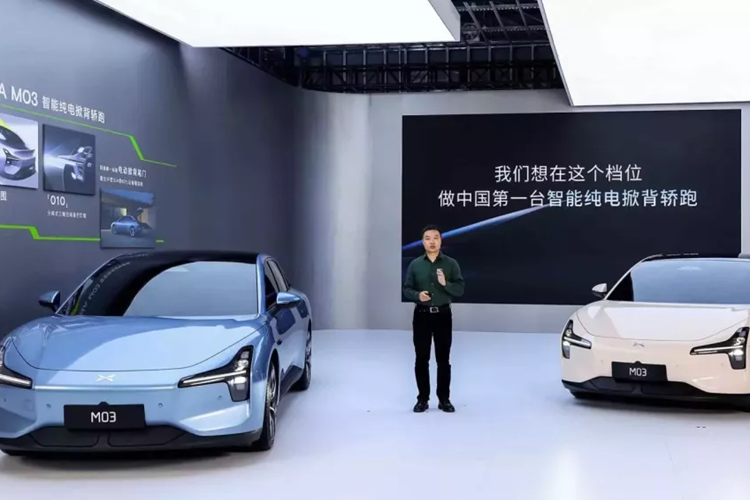 Xpeng Mona M03 hay Xpeng M03 được nhiều người cho rằng cái tên xuất phát từ Tesla Model 3, mẫu xe đã trở thành chuẩn mực của xe điện trong sáu năm qua. Tuy nhiên, khi giải thích về cái tên, He Xiaopeng, CEO của Xpeng, cho biết MONA có nghĩa là Made of New AI và thập kỷ trước là của năng lượng mới nhưng thập kỷ tiếp theo sẽ là của AI.