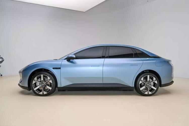 Mona không phải là một thương hiệu mới mà là một dòng xe mới của Xpeng, nên nó vẫn mang logo Xpeng, về M03, đây là một chiếc xe điện thuần túy nhỏ gọn có kích thước bao gồm chiều dài, chiều rộng và chiều cao lần lượt là 4780, 1896 và 1445 mm và chiều dài cơ sở là 2815 mm.