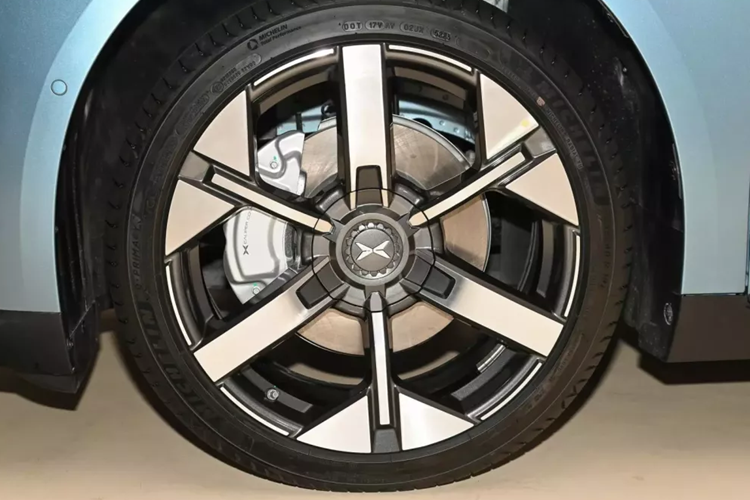 Sự giảm thiểu lớn nhất đến từ hệ thống nạp khí chủ động tiêu chuẩn (AGS) mà Xpeng tuyên bố là lần đầu tiên có trên một mẫu xe sản xuất. Với chiều dài gần 1 mét, riêng hệ thống này đã giảm được 0,023 Cd lực cản và tăng phạm vi hoạt động thêm 15,6 km.