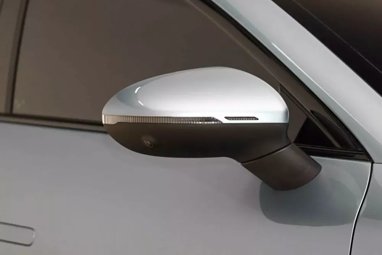 Đáng tiếc là buổi ra mắt vào hôm qua chỉ hé lộ phần ngoại thất, nhưng 1 số thông tin đã được bật mí cho thấy rằng Xpeng Mona M03 chỉ có một màn hình thông tin giải trí trung tâm lớn nổi và không có bảng điều khiển, vô lăng hai chấu và tùy chọn màn hình giải trí phía sau.