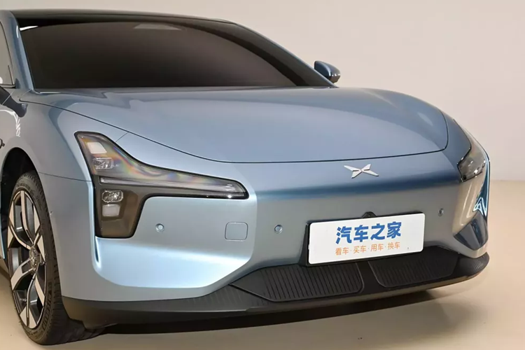 JuanMa Lopez, Phó chủ tịch thiết kế kiểu dáng của Xpeng đã mô tả Mona M03 là “một chiếc xe rất đẹp dành cho giới trẻ”. Chiếc xe áp dụng ngôn ngữ thiết kế thông minh công nghệ AI, trong đó, Xpeng gọi thiết kế đèn là 010. Thiết kế ba chiều tách biệt rất dễ nhận biết và có 300 hạt đèn LED có thể chiếu sáng xa tới 150 mét.