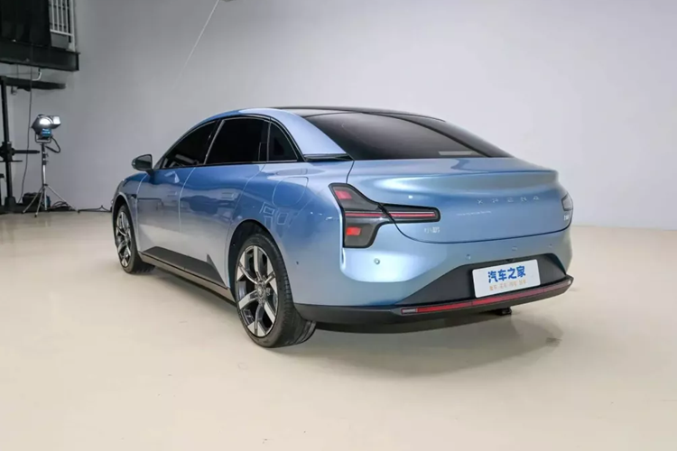 Như chúng ta đã biết trước đó, không gian cốp xe là 621 lít và hôm nay Xpeng nhấn mạnh rằng dung tích này tương đương với một chiếc SUV cỡ trung. Hơn nữa, cửa cốp điện là trang bị tiêu chuẩn trên toàn bộ dòng xe và người dùng có thể tùy chỉnh góc mở.