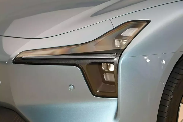 Xpeng cũng đặc biệt chú trọng đến việc giảm lực cản của xe. Để làm được như vậy, Mona M03 đã trải qua 10 lần thử nghiệm trong đường hầm gió, mỗi lần kéo dài hơn 100 giờ. Trong quá trình này, 15 khu vực chính đã được tối ưu hóa, giúp giảm Cd 0,085 khỏi lực cản gió, dẫn đến phạm vi tăng được tuyên bố là 60 km.