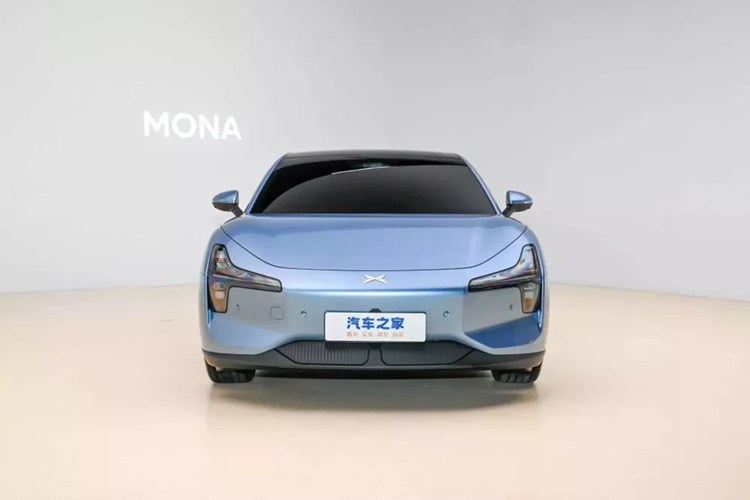 Nói sơ lược qua về Xpeng Mona M03, mẫu xe này có phạm vi hoạt động hiện được báo cáo là 620 km, phù hợp hơn nhiều với tuyên bố có hệ số cản thấp nhất trong số các xe hatchback chạy hoàn toàn bằng điện được sản xuất hàng loạt trên thế giới ở mức Cd 0,194.