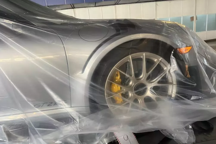 Trong 3 bài viết gần đây, chúng tôi đã có những bức ảnh về Mercedes-Benz E-Class độ Brabus 800, siêu xe Porsche 911 GT2 RS, Rolls-Royce Silver Shadow độ bán tải, Porsche Cayenne Turbo GT, Rolls-Royce Dawn, siêu xe giới hạn Ferrari 812 Competizione, Ferrari 296 GTB được dán đề-can rất đẹp mắt, Mercedes-AMG GT Black Series, siêu SUV Lamborghini Urus và sau cùng là Audi RS5.