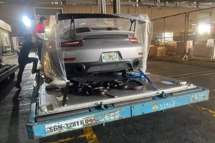 Và bạn có tò mò các siêu xe này được vận chuyển ra sao hay không, các bức ảnh sẽ cho câu trả lời khi các siêu xe này được cố định trên các tấm pallet và được trùm bạt ni lông cỡ lớn, để trạnh bụi bẩn, thay vì áo trùm xe chuyên dụng. Hiện đã có gần 10 chiếc siêu xe trên thế giới về Việt Nam lộ ảnh.