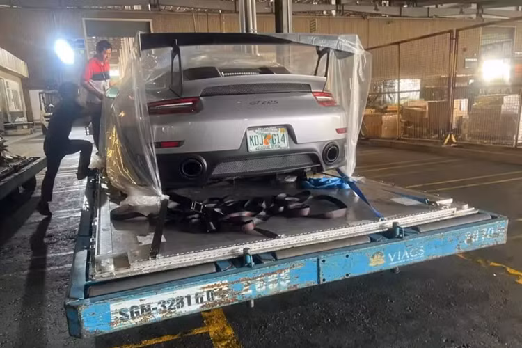 Và bạn có tò mò các siêu xe này được vận chuyển ra sao hay không, các bức ảnh sẽ cho câu trả lời khi các siêu xe này được cố định trên các tấm pallet và được trùm bạt ni lông cỡ lớn, để trạnh bụi bẩn, thay vì áo trùm xe chuyên dụng. Hiện đã có gần 10 chiếc siêu xe trên thế giới về Việt Nam lộ ảnh.