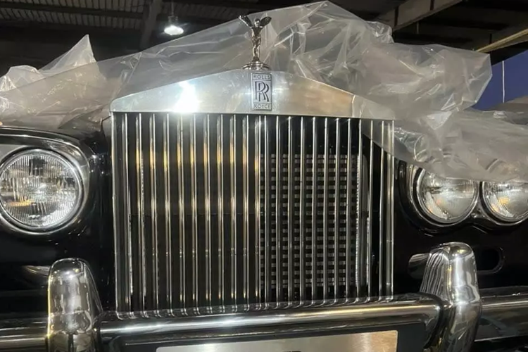 Những chiếc siêu xe, và xe siêu sang tham dự hành trình xe Gumball 3000 được vận chuyển về Việt Nam bằng máy bay, sau đó, di chuyển về nhà kho của sân bay Tân Sơn Nhất, trước khi làm các thủ tục để tập kết về địa điểm nằm gần quận 1.