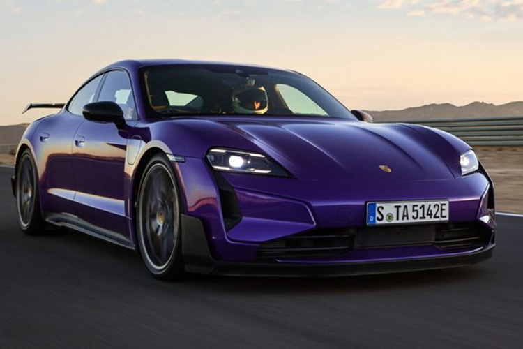 Tại thị trường Đông Nam Á cụ thể là Malaysia, giá xe Porsche Taycan Turbo GT 2025 có mức khởi điểm lên tới 1,16 triệu RM (khoảng 6,3 tỷ VNĐ) – đắt hơn 100.000 RM so với bản Turbo S. Điểm nhấn của Taycan Turbo GT là khối động cơ mới với sức mạnh cực “khủng”.