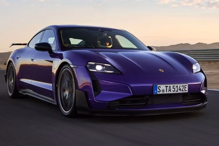 Tại thị trường Đông Nam Á cụ thể là Malaysia, giá xe Porsche Taycan Turbo GT 2025 có mức khởi điểm lên tới 1,16 triệu RM (khoảng 6,3 tỷ VNĐ) – đắt hơn 100.000 RM so với bản Turbo S. Điểm nhấn của Taycan Turbo GT là khối động cơ mới với sức mạnh cực “khủng”.