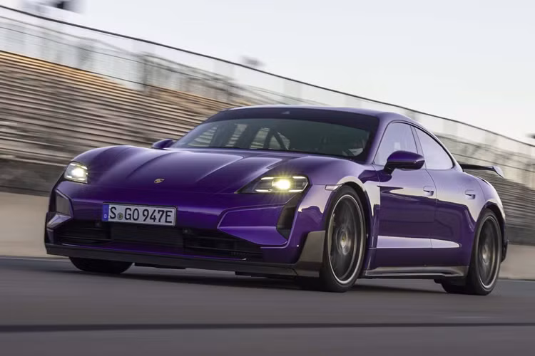 Về thiết kế, Porsche Taycan Turbo GT 2025 mới được phân biệt với các phiên bản khác nhờ bộ bodykit khí động học, bao gồm cánh gió sau thích ứng, cánh lưỡi (gurney flap), cản gió trước/sau tích hợp các khe chia gió. Bộ bodykit này giúp Taycan Turbo GT có thể tạo ra tổng lực ép xuống mặt đường là 220 kg.