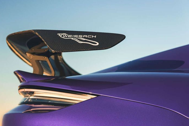 Thông số này đưa Taycan Turbo GT trở thành chiếc Porsche mạnh mẽ nhất của hãng, vượt qua cả huyền thoại 918 Spyder. Không chỉ vậy, khả năng tăng tốc của mẫu siêu xe điện này cũng cực kỳ đáng nể. Theo Porsche, Taycan Turbo GT chỉ mất khoảng 2,3 giây để tăng tốc từ 0-100 km/h và 6,6 giây để đạt tới 200 km/h.