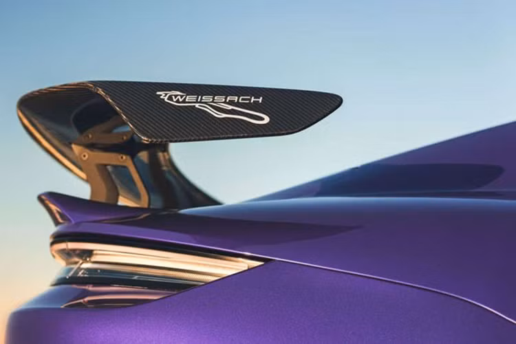 Thông số này đưa Taycan Turbo GT trở thành chiếc Porsche mạnh mẽ nhất của hãng, vượt qua cả huyền thoại 918 Spyder. Không chỉ vậy, khả năng tăng tốc của mẫu siêu xe điện này cũng cực kỳ đáng nể. Theo Porsche, Taycan Turbo GT chỉ mất khoảng 2,3 giây để tăng tốc từ 0-100 km/h và 6,6 giây để đạt tới 200 km/h.